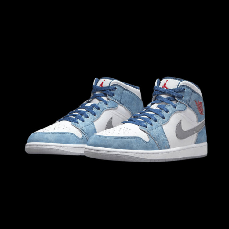 Paar getailleerde blauwe en witte Air Jordan 1 Mid sneakers. Stijlvolle en comfortabele sportschoenen van het populaire merk Nike. Perfect voor dagelijks gebruik of om jouw sneakercollectie mee uit te breiden.