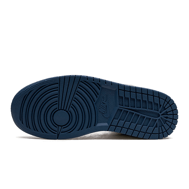 Hoogkwalitatieve blauwe Air Jordan 1 Mid Franse blauwe sneakers op een donkere achtergrond