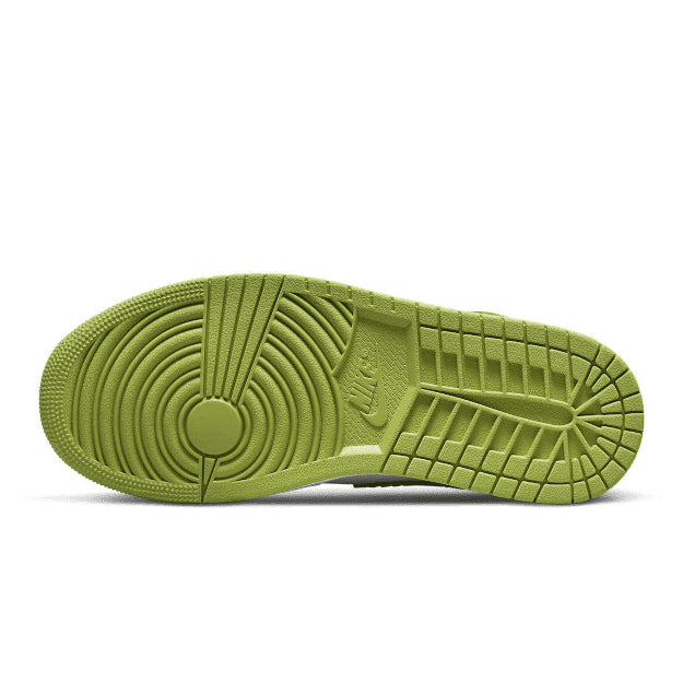 Groene Python print sneakers van Nike met een geribbelde zool in een opvallende groen-gele kleur