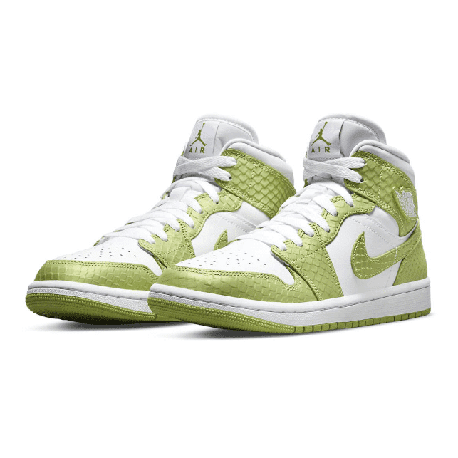 Groene leren Air Jordan 1 Mid-sneakers met een slangenprint op het bovenwerk. Deze exclusieve sneakers van Nike hebben witte zolen en veters en vormen een opvallend en stijlvol accessoire.