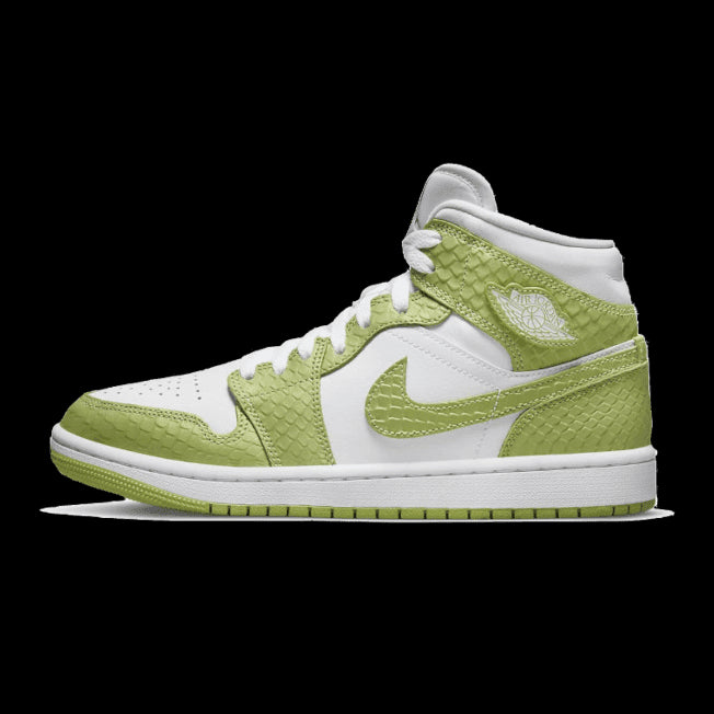 Groene Python Nike Air Jordan 1 Mid sneakers
Op een groene achtergrond wordt een witte en groene Nike Air Jordan 1 Mid sneaker weergegeven. De sneaker heeft een pythonpatroon aan de zijkanten en heeft een witte zool.
