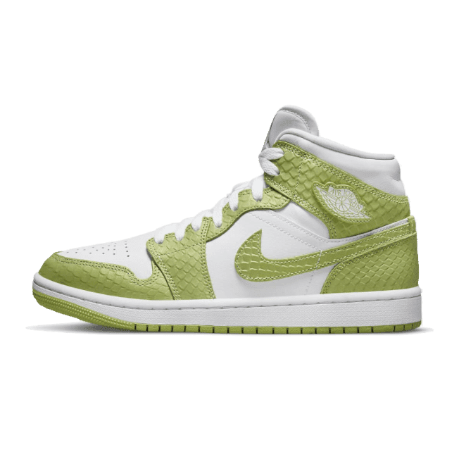 Groene Python Nike Air Jordan 1 Mid sneakers
Op een groene achtergrond wordt een witte en groene Nike Air Jordan 1 Mid sneaker weergegeven. De sneaker heeft een pythonpatroon aan de zijkanten en heeft een witte zool.