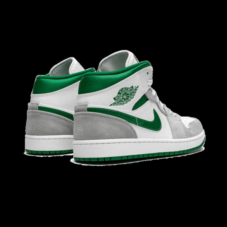 Klassieke Nike Air Jordan 1 Mid sneakers in een chique grijze en groene kleurencombinatie, perfect voor casual en trendy dragen.