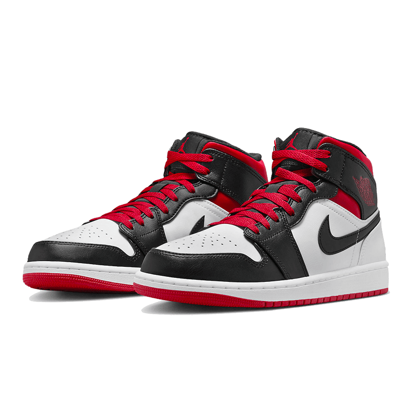 Rode Nike Air Jordan 1 Mid Gym Red Black Toe sneakers op een effen groene achtergrond.
