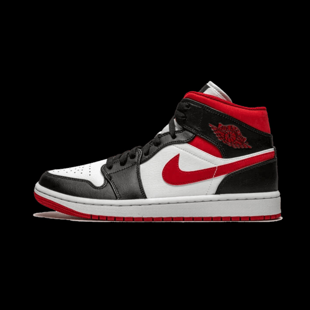 Exclusieve Nike Air Jordan 1 Mid sneakers in rood, zwart en wit. De klassieke silhouet met kenmerkende details zoals het swoosh-logo en de rode accenten. Deze premium sneakers zijn een must-have voor iedere sneakerliefhebber.