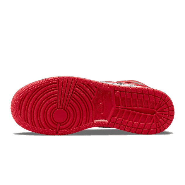 Rode Air Jordan 1 Mid Holiday (2021) sneakers op groene achtergrond met kenmerkende rubber zool en Nike logo.