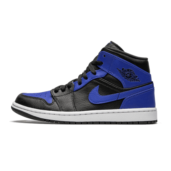 Blauwe en zwarte Air Jordan 1 Mid Hyper Royal Tumbled Leather sneakers op een groene achtergrond. Deze klassieke basketbalschoen heeft een leren bovenwerk met contrasterende blauwe en zwarte accenten, evenals het bekende Air Jordan-logo op de zijkant. Een stijlvolle en duurzame sneaker die geschikt is voor dagelijks gebruik.
