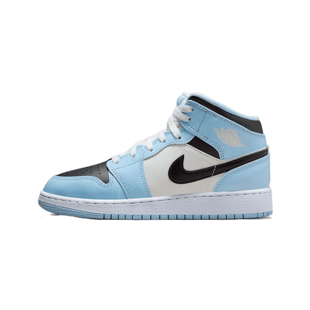 Modieuze Nike Air Jordan 1 Mid Ice Blue sneakers op een groene achtergrond