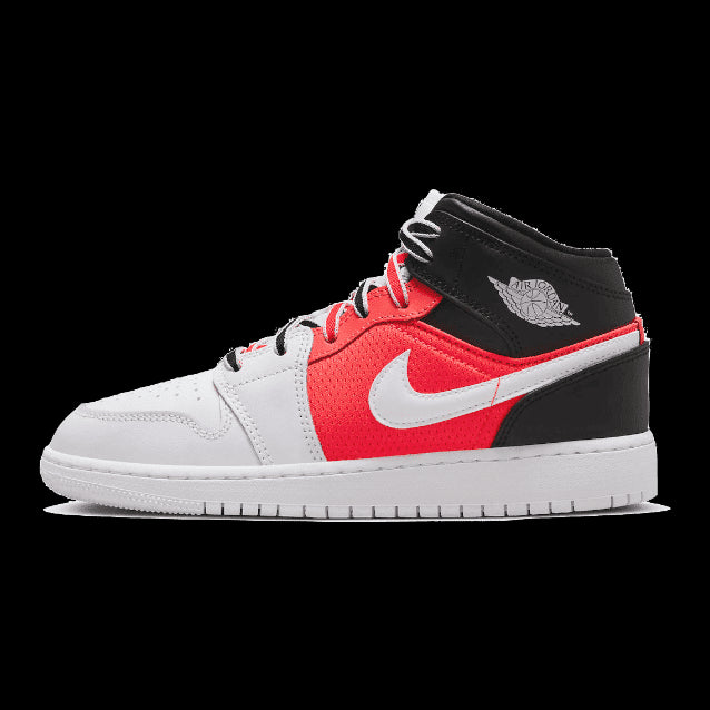 Stoere Nike Air Jordan 1 Mid Infrared 23 sneakers met rood, zwart en grijs design op een groen oppervlak.