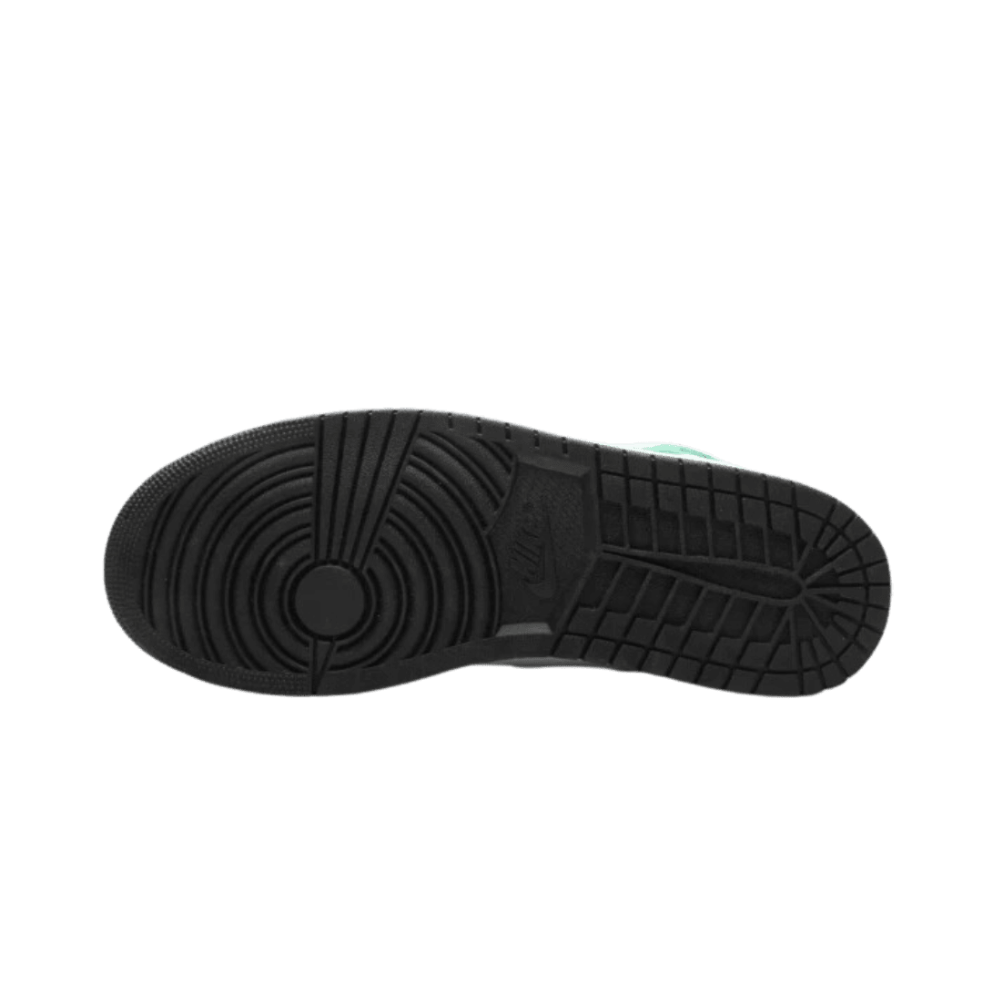 Zwart gestructureerd rubberen zool van een sneaker