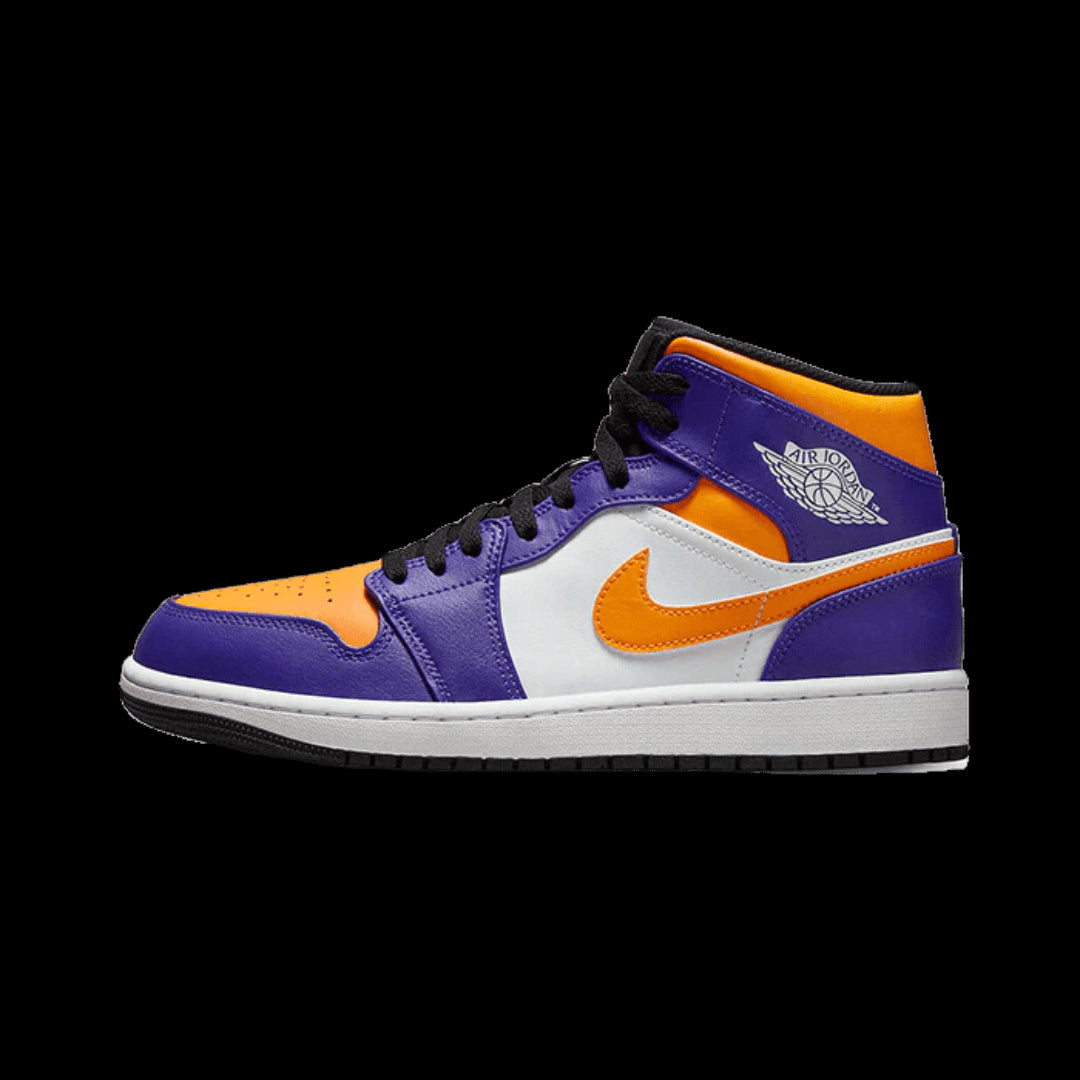 Verfijnde paarse Air Jordan 1 Mid Lakers (2022) sneakers. Het ontwerp combineert elegante paarse en oranje accenten met het iconische Air Jordan logo voor een luxe, sportieve look.