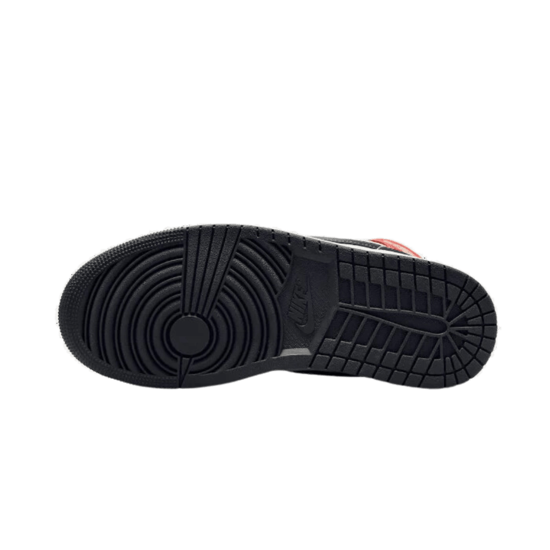 Exclusieve Nike Air Jordan 1 Mid Light Orewood Brown sneakers in een opvallend zwart-bruin-oranje ontwerp met geprofileerde zool voor optimaal comfort en stijl.