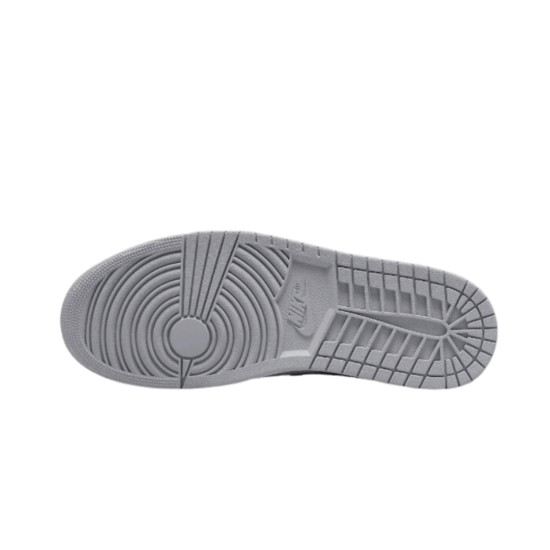 Lichtgrijze en antraciet Nike Air Jordan 1 Mid sneaker met een verhoogd rubberen profiel op Sole Central, de ultieme bestemming voor exclusieve sneakers.