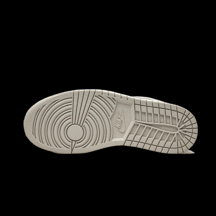 Beige klassieke sneaker met rubberen zool en opvallende textuur op de zijkant. Dit model uit de Air Jordan 1-collectie is een stijlvolle en comfortabele sneaker.