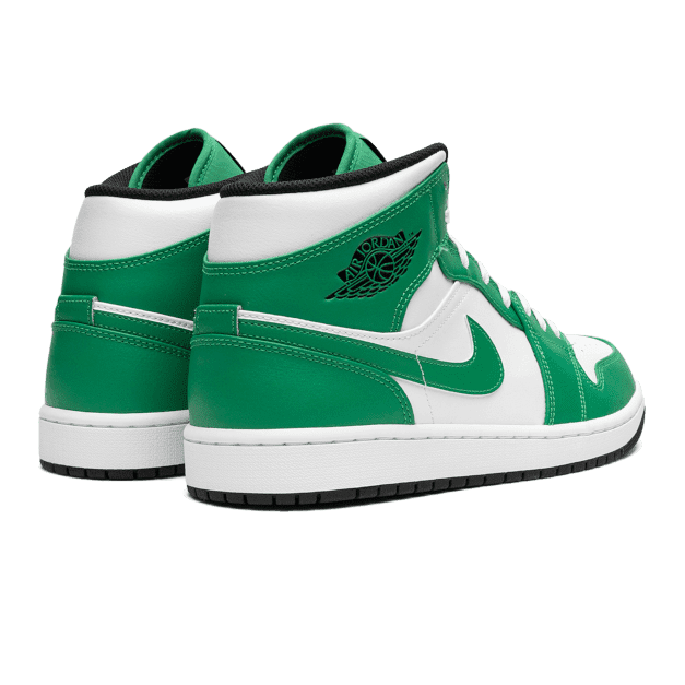 Groene en witte Nike Air Jordan 1 Mid Lucky Green sneakers. De sneakers hebben een klassiek basketbal silhouet en zijn voorzien van groen leer en witte zijpanelen. De Nike-logo's en andere details zijn zichtbaar op het ontwerp.