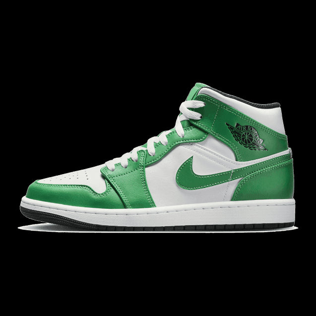 Groene en witte Nike Air Jordan 1 Mid Lucky Green sneakers tegen een groen oppervlak