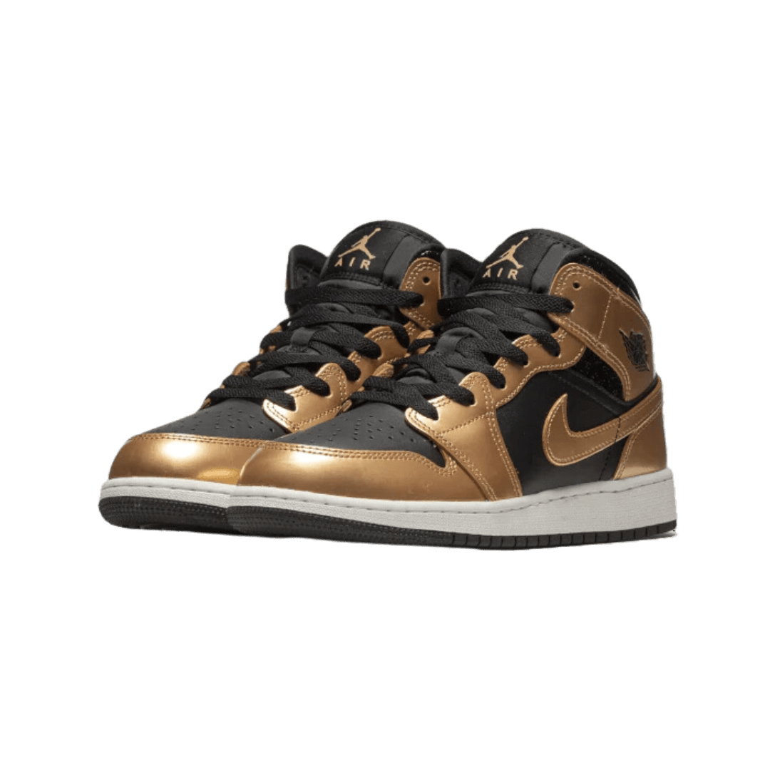 Exclusieve sneakers: Nike Air Jordan 1 Mid Metallic Gold
Deze exclusieve sneakers van Nike, de Air Jordan 1 Mid Metallic Gold, worden getoond op een groene achtergrond. De schoenen hebben een metallic gouden kleur gecombineerd met zwarte accenten, wat een luxueuze en stijlvolle uitstraling creëert.