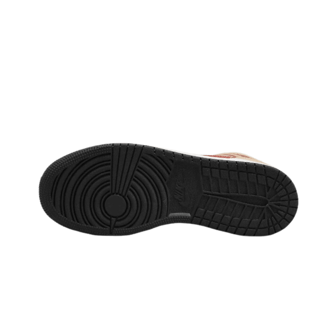 Exclusieve Air Jordan 1 Mid Onyx Curry sneakers van Nike op een effen groene achtergrond