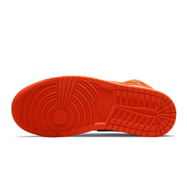 Oranje en zwarte Nike sneakers met een opvallend gestructureerd zoolprofiel.