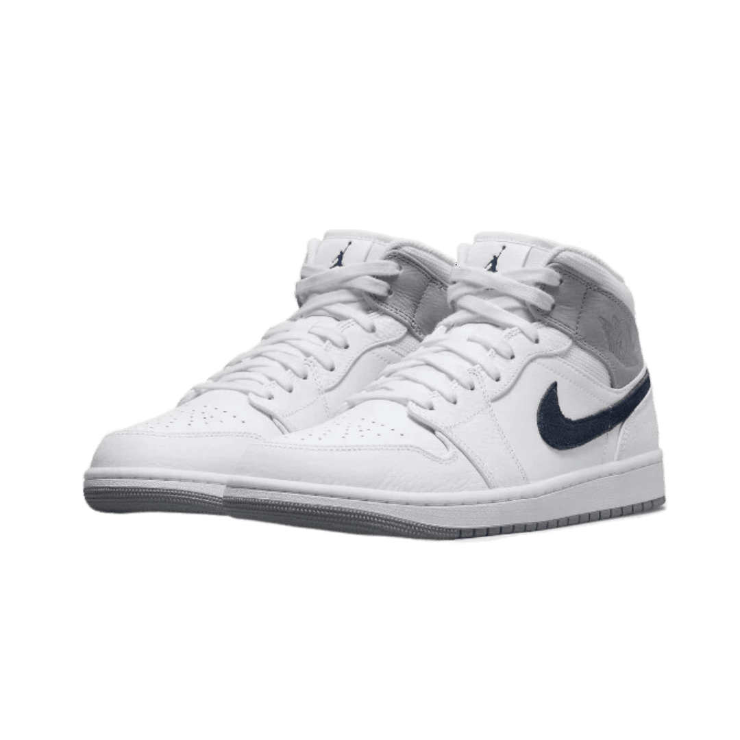 Witte Nike Air Jordan 1 Mid Paris sneakers op groene achtergrond