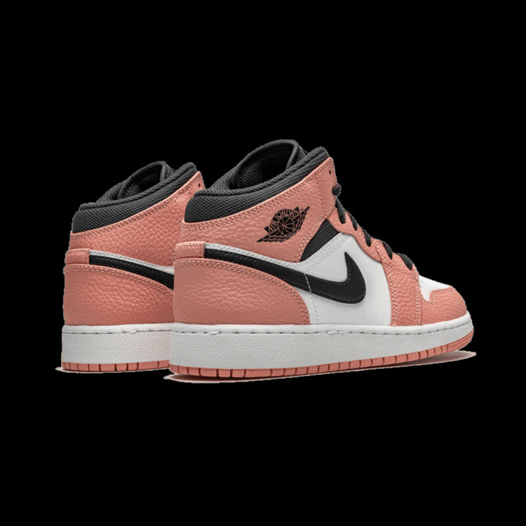 Roze en zwarte Nike Air Jordan 1 Mid sneakers met een opvallende look en stijlvolle details.