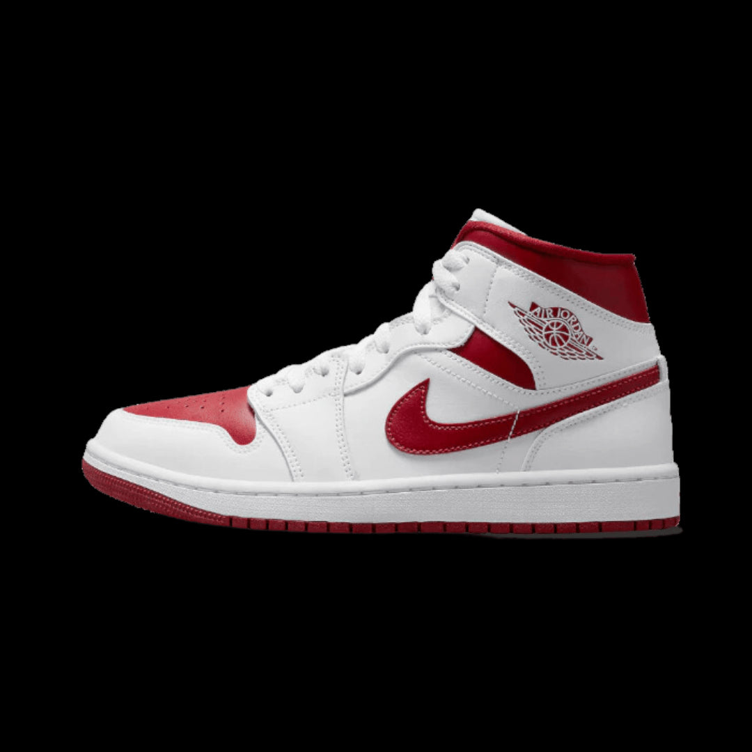 Air Jordan 1 Mid Reverse Chicago - Exclusieve sneaker met wit leer en rode accenten, ontworpen door Nike voor Sole Central, de ultieme bestemming voor de nieuwste sneakers.