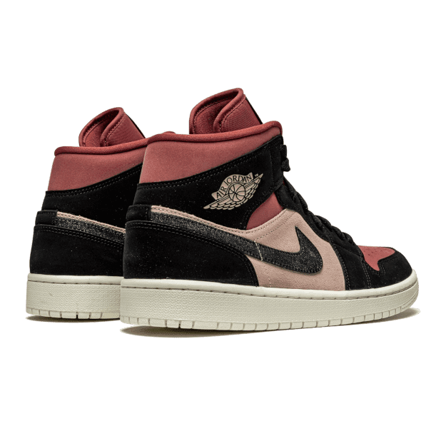 Exclusieve Air Jordan 1 Mid SE sneakers in canyon rust-kleur met zwarte en grijs accenten. Deze klassieke basketbalschoenen combineren stijlvolle details met duurzame materialen voor een hoogwaardige look.