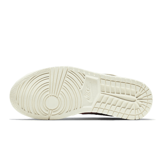 Exclusieve Nike Air Jordan 1 Mid SE Canyon Rust sneakers op een groene achtergrond
