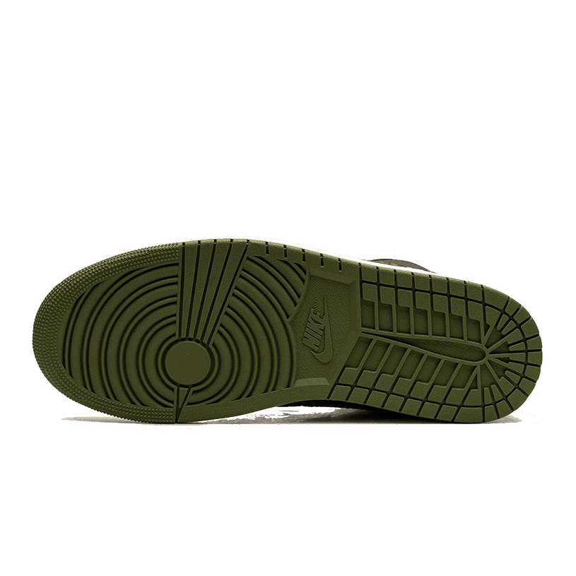 Antracietgrijze en lichtolive Air Jordan 1 Mid SE Craft sneakers met robuuste zool op groene achtergrond