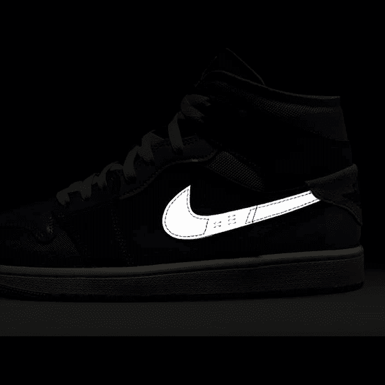Zwarte Nike Air Jordan 1 Mid SE Craft Obsidian sneakers op een donkere achtergrond