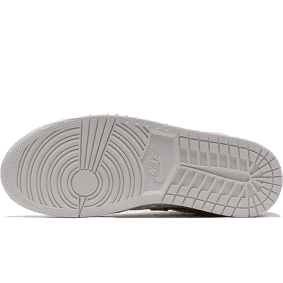 Grijze Nike Air Jordan 1 Mid SE Craft sneakers met een gestructureerde zool en patroon. De sportschoenen zijn zichtbaar op een neutrale groene achtergrond.