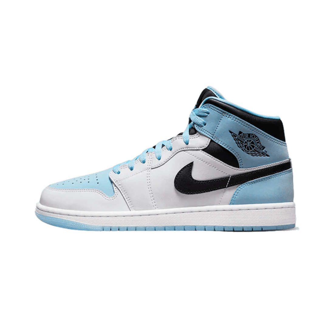 Stijlvolle Nike Air Jordan 1 Mid SE Ice Blue Black sneakers op effen groene achtergrond