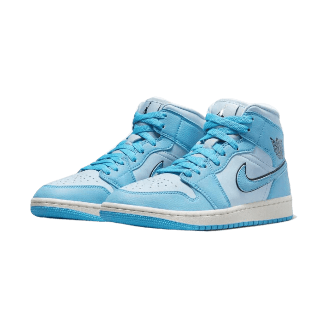 Blauwe Air Jordan 1 Mid SE ijsblauwe sneakers tegen een groene achtergrond