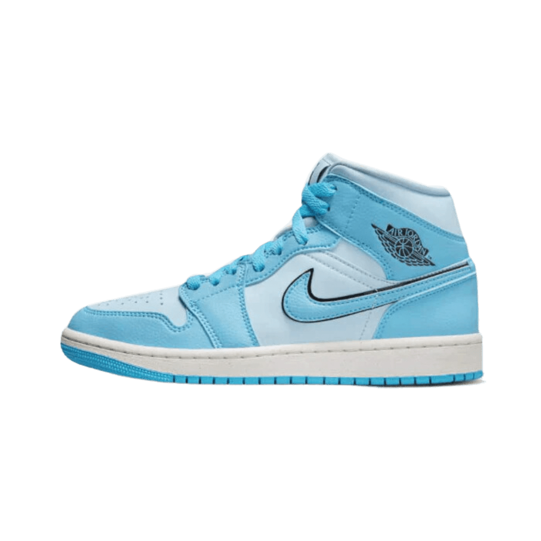 IJsblauwe Nike Air Jordan 1 Mid SE sneakers op effen groene achtergrond