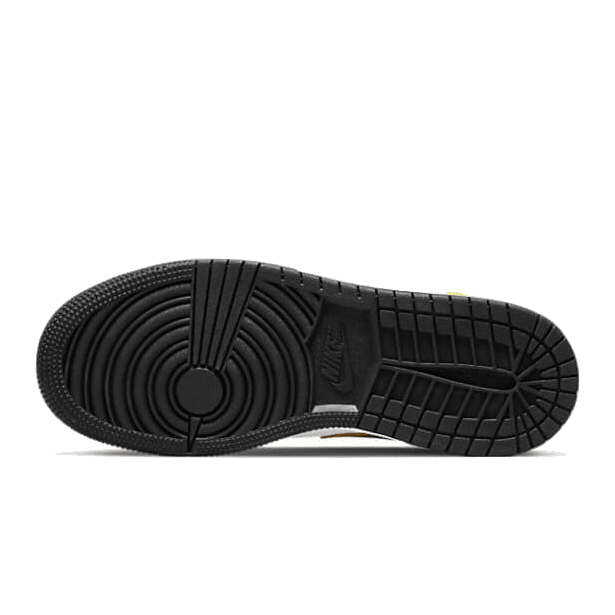 Multicolor Air Jordan 1 Mid SE sneakers met een zwarte, gestructureerde zool op een groene achtergrond. Deze populaire basketbalschoenen van Nike bieden een hoogwaardige look en uitstekende grip.
