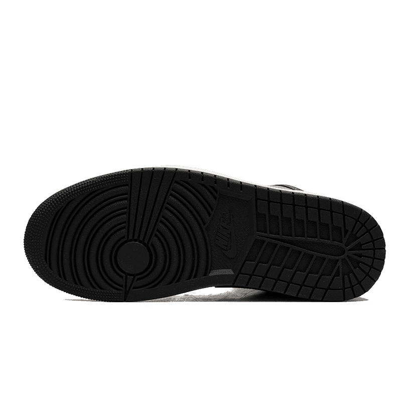 Zwarte Air Jordan 1 Mid SE Night Stadium sneakers met klassiek silhouet en gestileerde zoolcontouren op een groene achtergrond