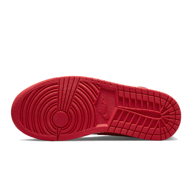 Rode Nike Air Jordan 1 Mid SE Pomegranate sneakers op groene achtergrond
