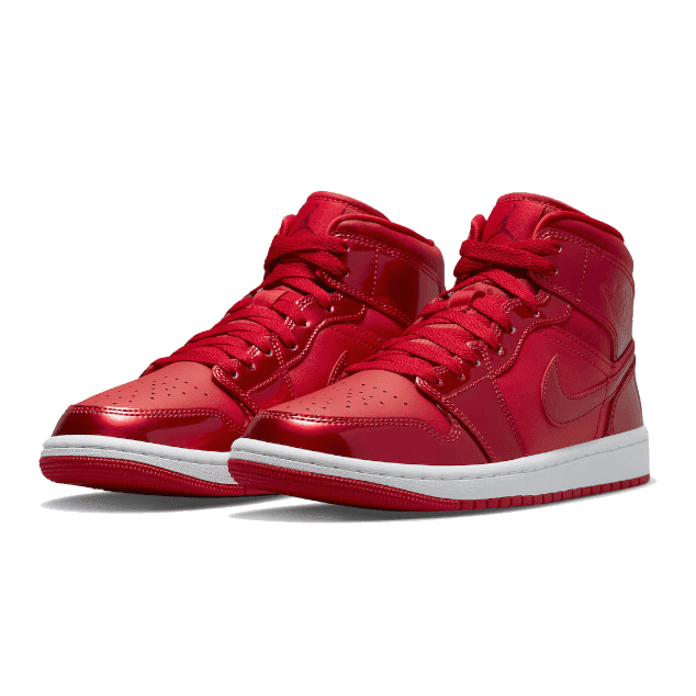Rode Nike Air Jordan 1 Mid SE Pomegranate sneakers op groene achtergrond