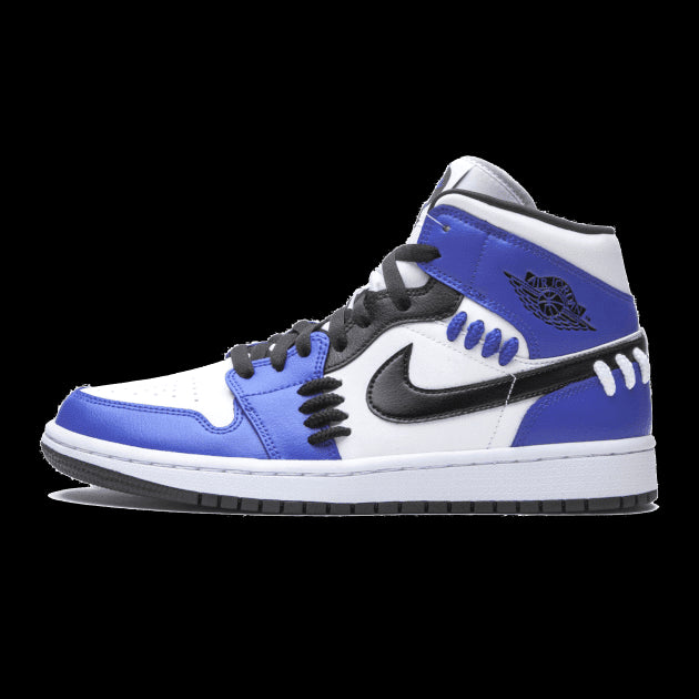 Blauwe en witte Nike Air Jordan 1 Mid SE Sisterhood sneakers in het midden van het beeld geplaatst. De sneakers hebben opvallende blauwe en zwarte accenten, alsook het karakteristieke Air Jordan-logo. De sneakers worden getoond tegen een groene achtergrond.