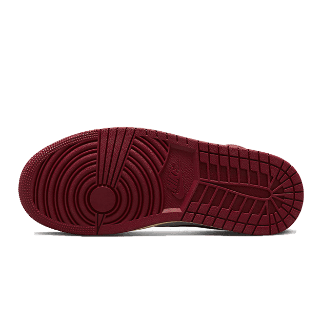 Rode Air Jordan 1 Mid SE Tiki Leaf sneakers met een opvallend patroon en tekstuur op de zool