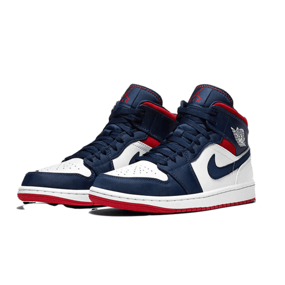 Klassieke Air Jordan 1 Mid SE USA sneakers met elegante kleurcombinatiesvan donkerblauw, rood en wit. Het Nike-logo siert deze sportieve schoenen met een tijdloze en herkenbare Air Jordan-stijl.