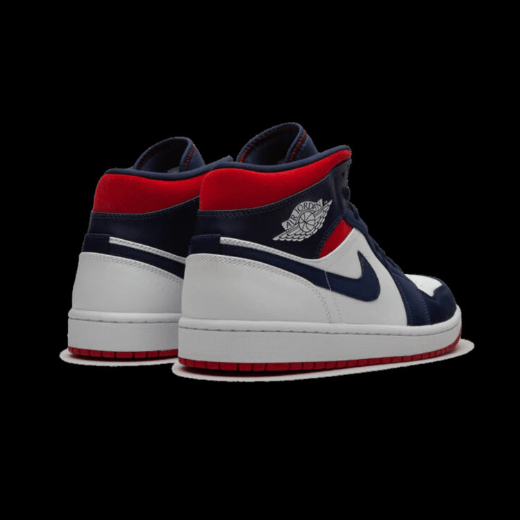 Hoogwaardige Air Jordan 1 Mid SE USA sneakers met rood, navy en wit designdetails. Exclusieve Nike sportschoenen met stijlvolle en sportieve uitstraling.