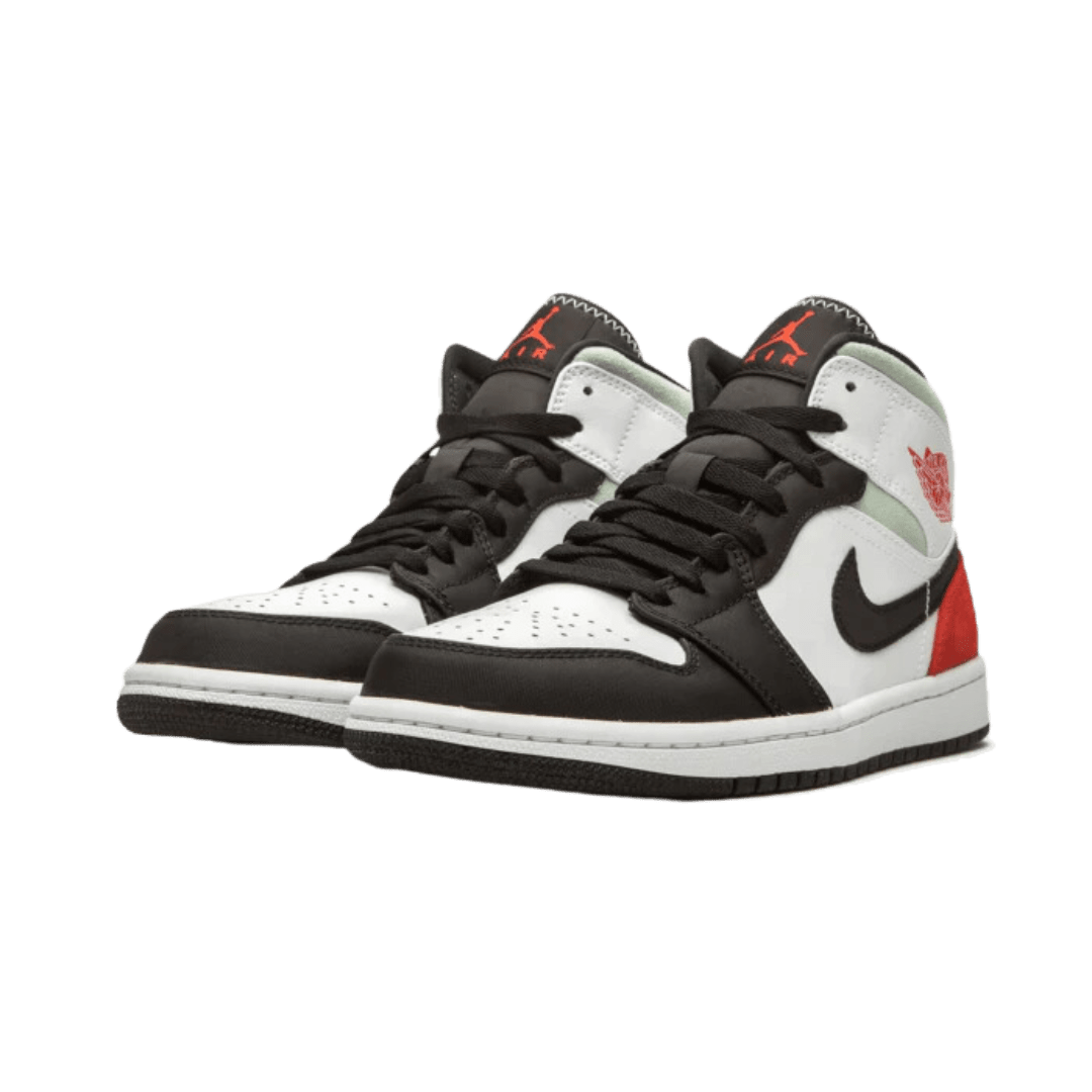 Exclusieve Nike Air Jordan 1 Mid SE Union Black Toe sneakers op groene achtergrond