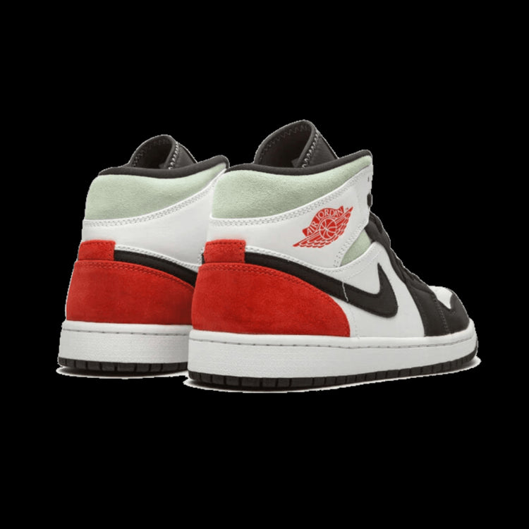 Elegant Nike Air Jordan 1 Mid SE Union Black Toe sneakers op een groene achtergrond. Deze exclusieve schoenen hebben een wit, zwart en rood kleurenschema met een opvallend Union-logo. Een must-have item voor elke sneakerfan.