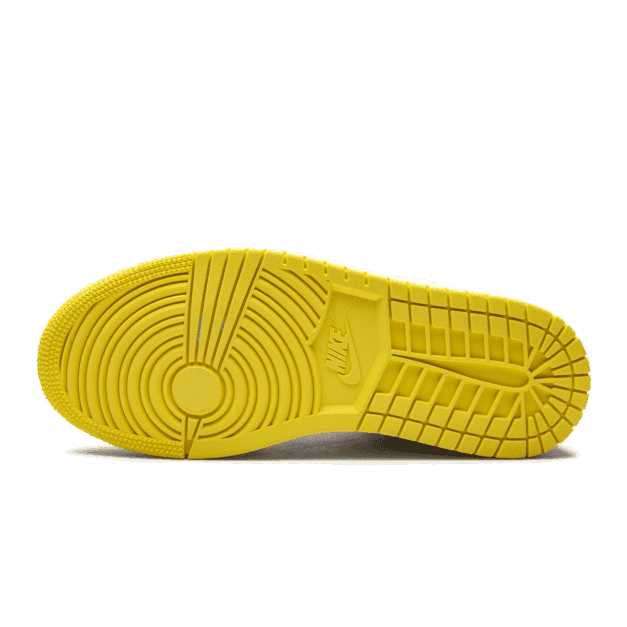 Gele vintage sneakerzool met een gestructureerd profiel en het Nike logo op de hiel, ontworpen voor optimale grip en comfort.
