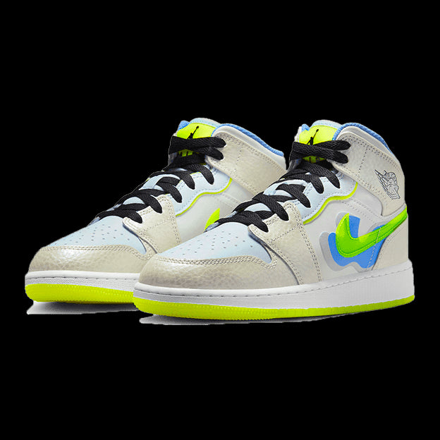 Zilveren Nike Air Jordan 1 Mid SE sneakers met opvallende geel-blauwe Swoosh-logo's op een groene achtergrond