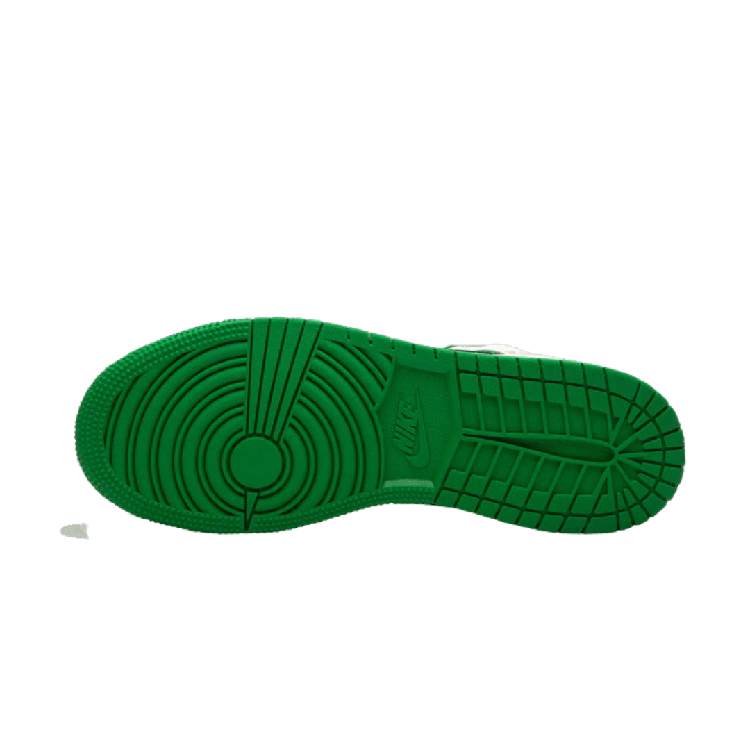 Groene sneakerzooltje met opvallend grippatroon op een groen oppervlak