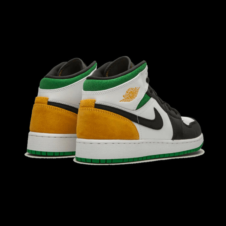 Exclusieve Air Jordan 1 Mid SE sneakers in de kleuren wit, zwart, oranje en groen. Deze sportieve schoenen bevatten het iconische Nike Swoosh-logo en hebben een dynamische, modieuze uitstraling.