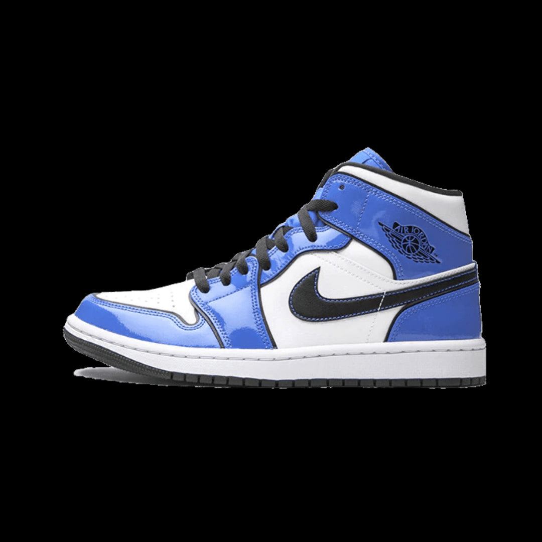 Blauwe Nike Air Jordan 1 Mid-sneakers met witte accenten en zwarte details