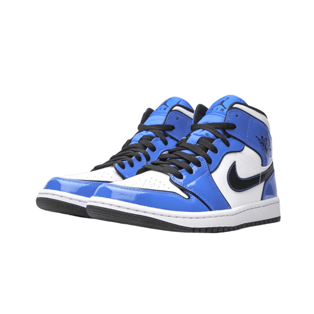 Blauwe sneakers Air Jordan 1 Mid Signal met zwart-wit accent. De klassieke basketbal-inspired sneaker met Nike-logo en rubberen zool.